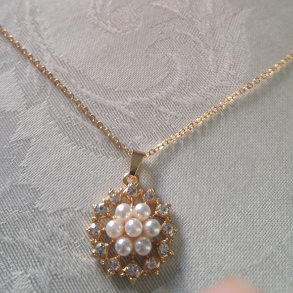 Crystals Pearls Elegant Flowers Necklace set - Picture 3 of 7